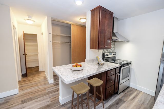 940 Franklin Ter #105, Minneapolis, MN 55406