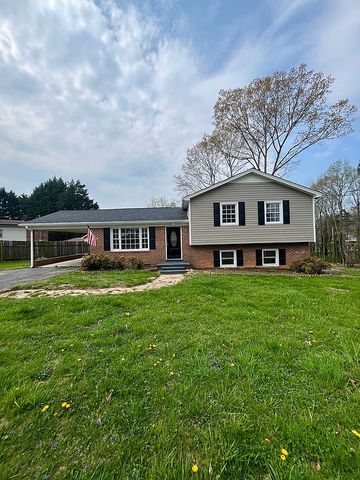 230 Noonkester Dr, Mount Airy, NC 27030