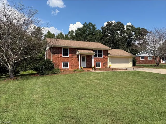 329 Hunter Hills St, North Wilkesboro, NC 28659