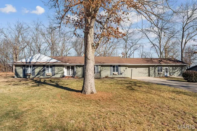 17 Denzel Dr, Greenville, IL 62246