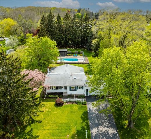 9 Hillcrest Dr, Bloomfield, NY 14469
