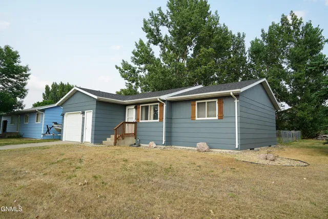 26 Gibbons Dr, Bismarck, ND 58504