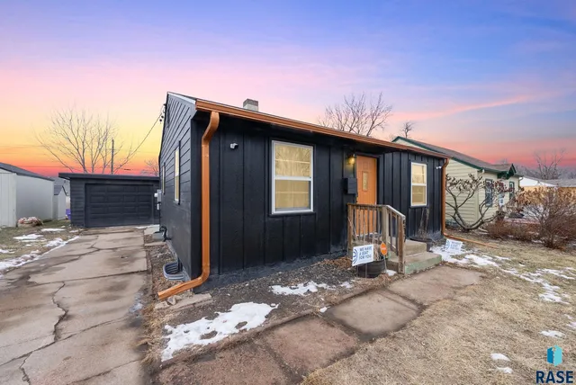 517 S  Lyndale Ave, Sioux Falls, SD 57104