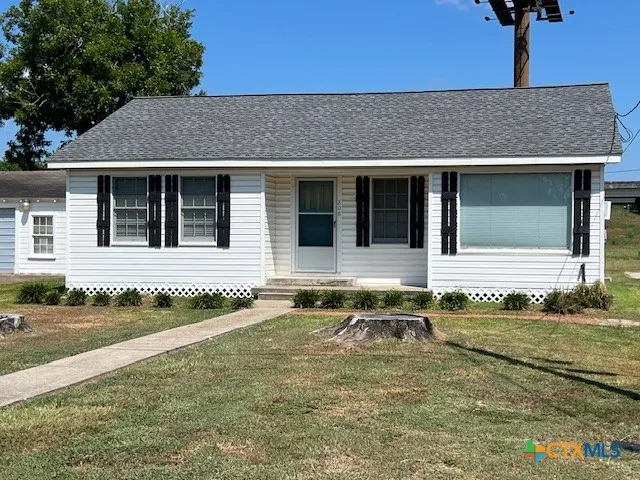 208 Sample St, Edna, TX 77957