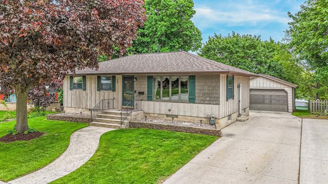 2016 MONROE ST, NEW HOLSTEIN, WI 53061