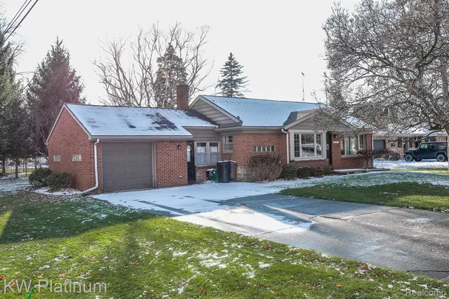 541 Cloverlawn St, East China, MI 48054