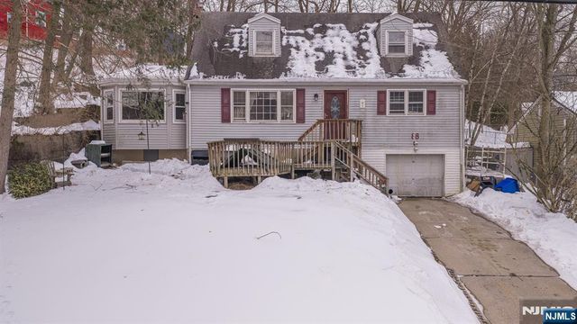 88 Lakeshore Dr, Oakland, NJ 07436