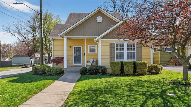 121 E  80th St, Kansas City, MO 64114
