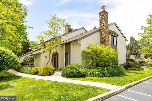 75 Oak Knoll Dr #75, Berwyn, PA 19312