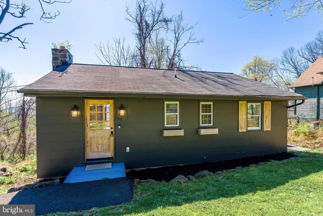 70 Arrowood Rd, Linden, VA 22642