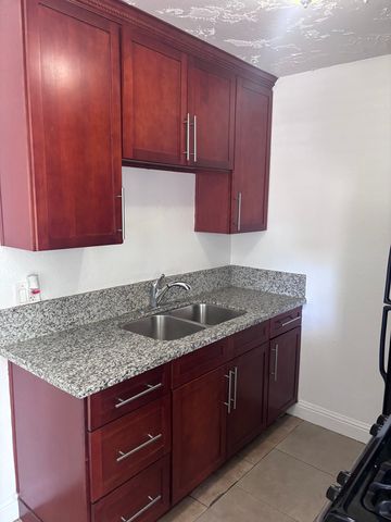 2382 Boxwood St #1, Sacramento, CA 95815