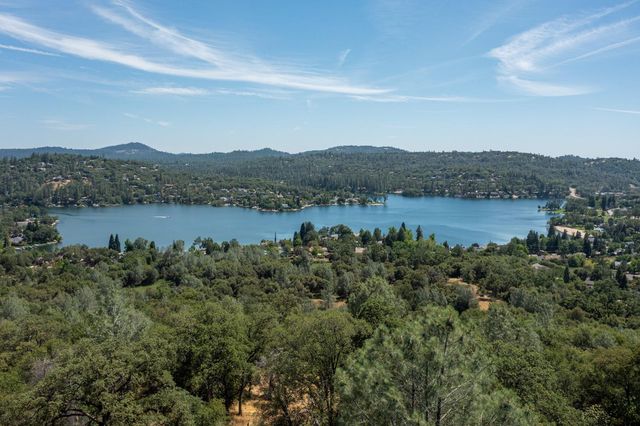 2 Yorkshire Dr, Penn Valley, CA 95946