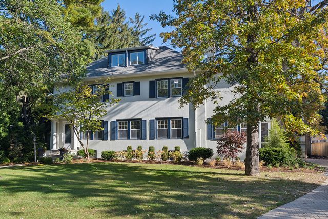 527 Warwick Rd, Kenilworth, IL 60043