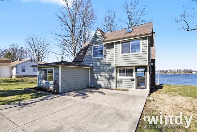 8207 Pokagon Rd, Watervliet, MI 49098
