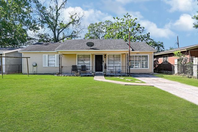 4810 Debeney Dr, Houston, TX 77039