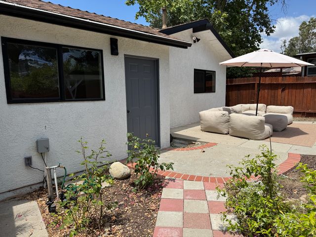 385 Burnham Rd, Oak View, CA 93022