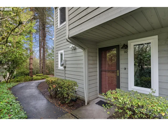 4880 SW Scholls Ferry Rd #32, Portland, OR 97225