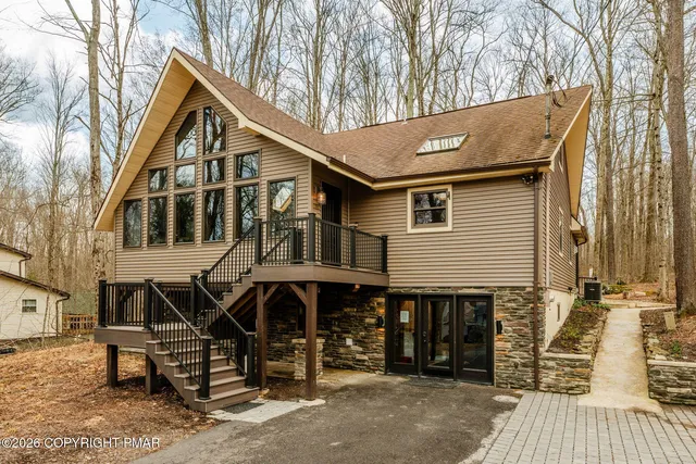 127 Oswayo Dr, Pocono Lake, PA 18347