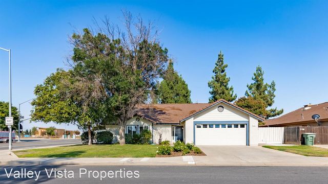 17 Carolina Ave, Clovis, CA 93611