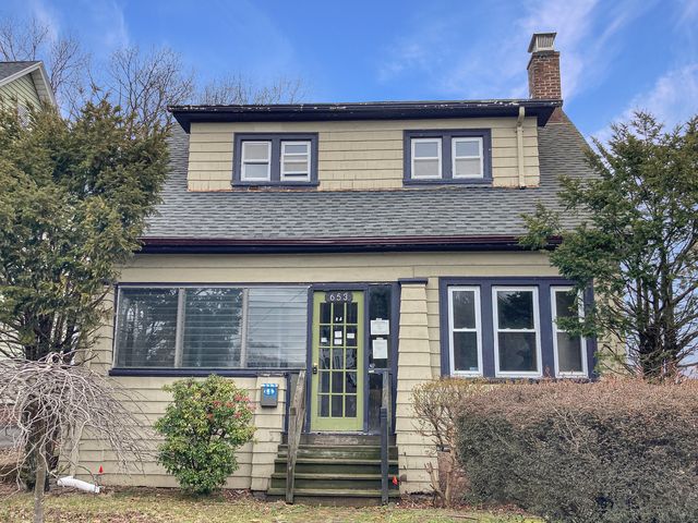 653 Forest Rd, West Haven, CT 06516