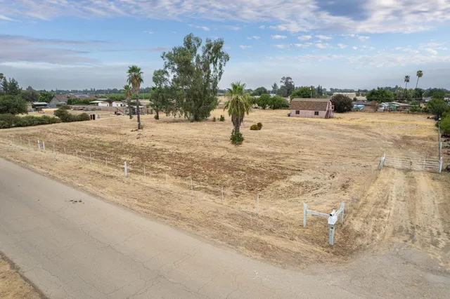 12602 E  Robinson Ave, Sanger, CA 93657