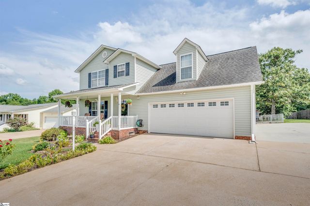 202 Shady Pines Ct, Fountain Inn, SC 29644