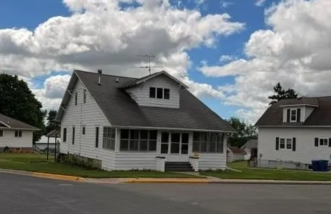 90 Park St, Benton, WI 53803