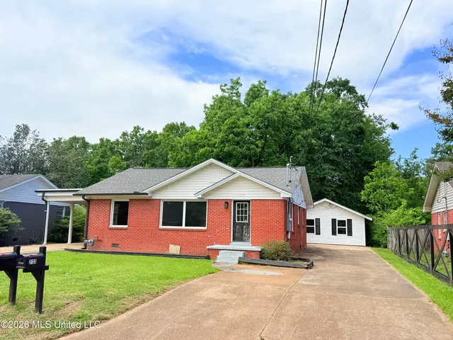 2135 Long St, Grenada, MS 38901