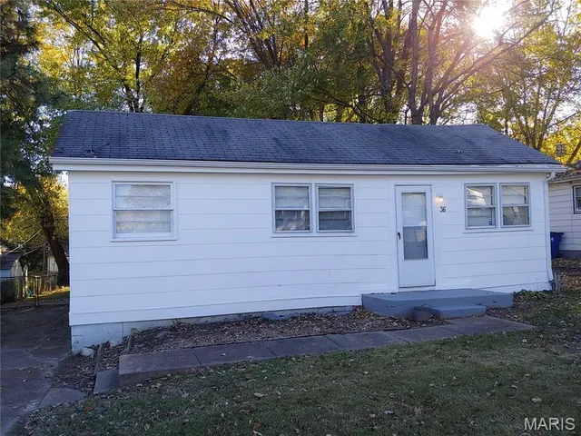 36 Connolly Dr, Saint Louis, MO 63135