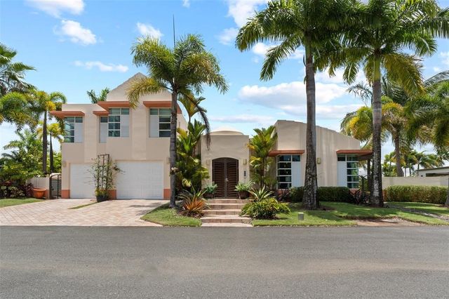 5 Paseo Las Palmas, Dorado, PR 00646