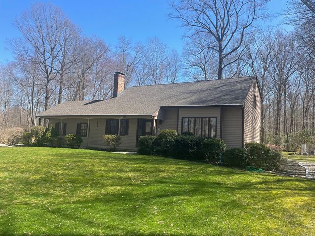 11 Whippoorwill Dr, Gales Ferry, CT 06335