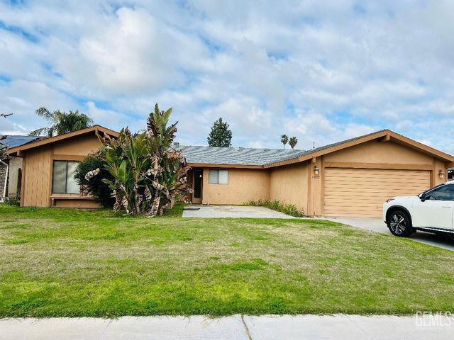 8805 Clydesdale St, Bakersfield, CA 93307