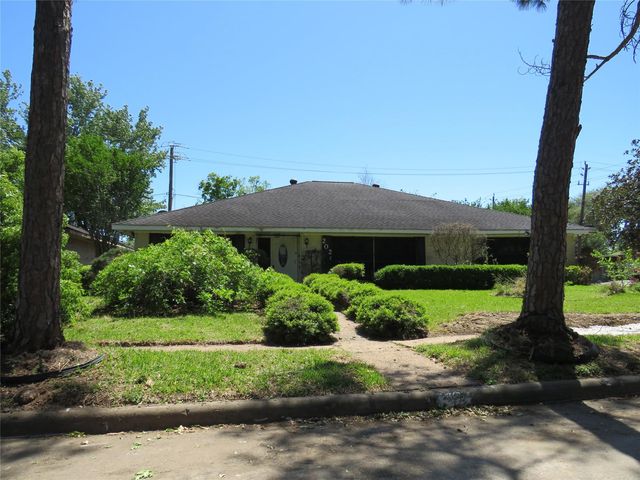 202 Coronation Dr, Houston, TX 77034