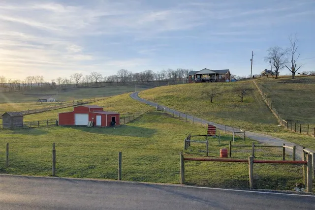 108 Meredith Ln, Tazewell, VA 24651