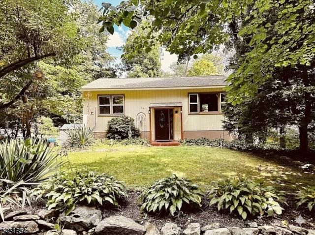 24 W Shore Dr, Vernon, NJ 07462