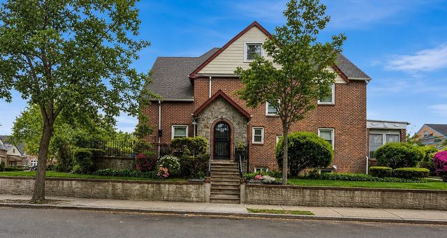 64-02 Ellwell Cres, Rego Park, NY 11374