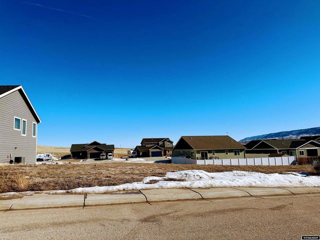 1141 River Heights Dr, Mills, WY 82604