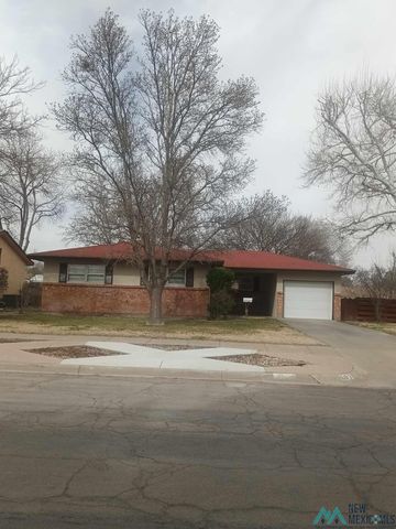 603 Trailing Heart Rd, Roswell, NM 88201