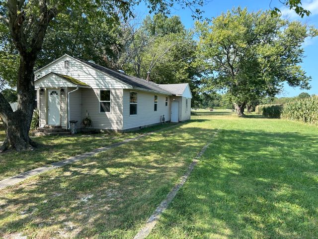 324 S  State St, Flora, IL 62839