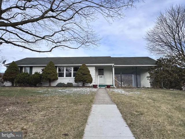 15 Bridgeview Dr, Lewistown, PA 17044