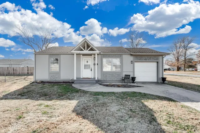 1129 W  18th Ave, Hutchinson, KS 67502