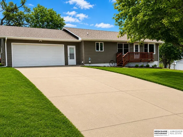301 Maple St, Kennard, NE 68034