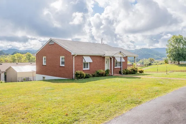 721 McIntyre Pl, Marion, VA 24354