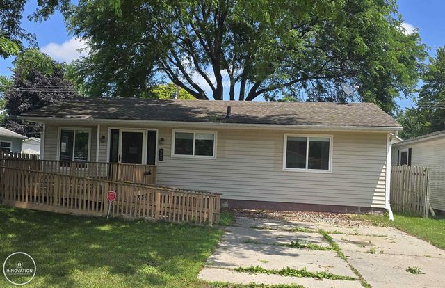 952 Liberty St, Algonac, MI 48001