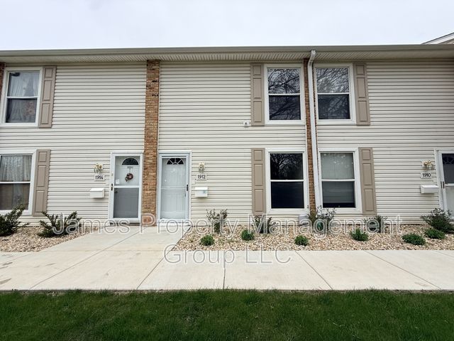 1912 Huntington Blvd, Hoffman Estates, IL 60169