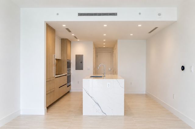 2411 Laguna Cir #810, Miami, FL 33181