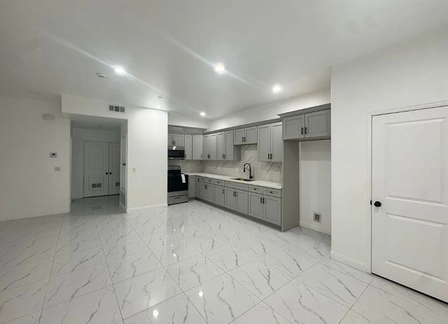 8969 Newport Ave #dc9130f74, Fontana, CA 92335