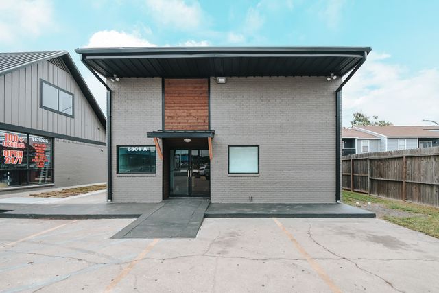 6801 N  Navarro St, Victoria, TX 77904
