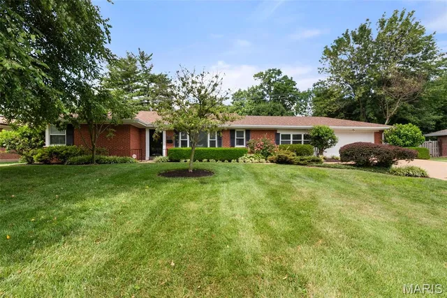 1431 Jamaica Ct, Saint Louis, MO 63122