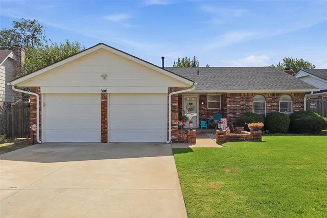 300 S  Bouziden Dr, Moore, OK 73160